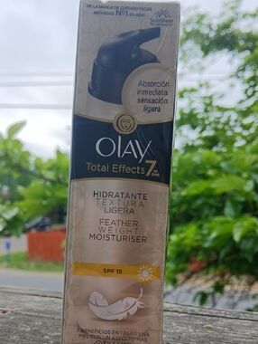 OLAY Total Effects 7 Feather Weight Moisturiser - BNIB Sealed